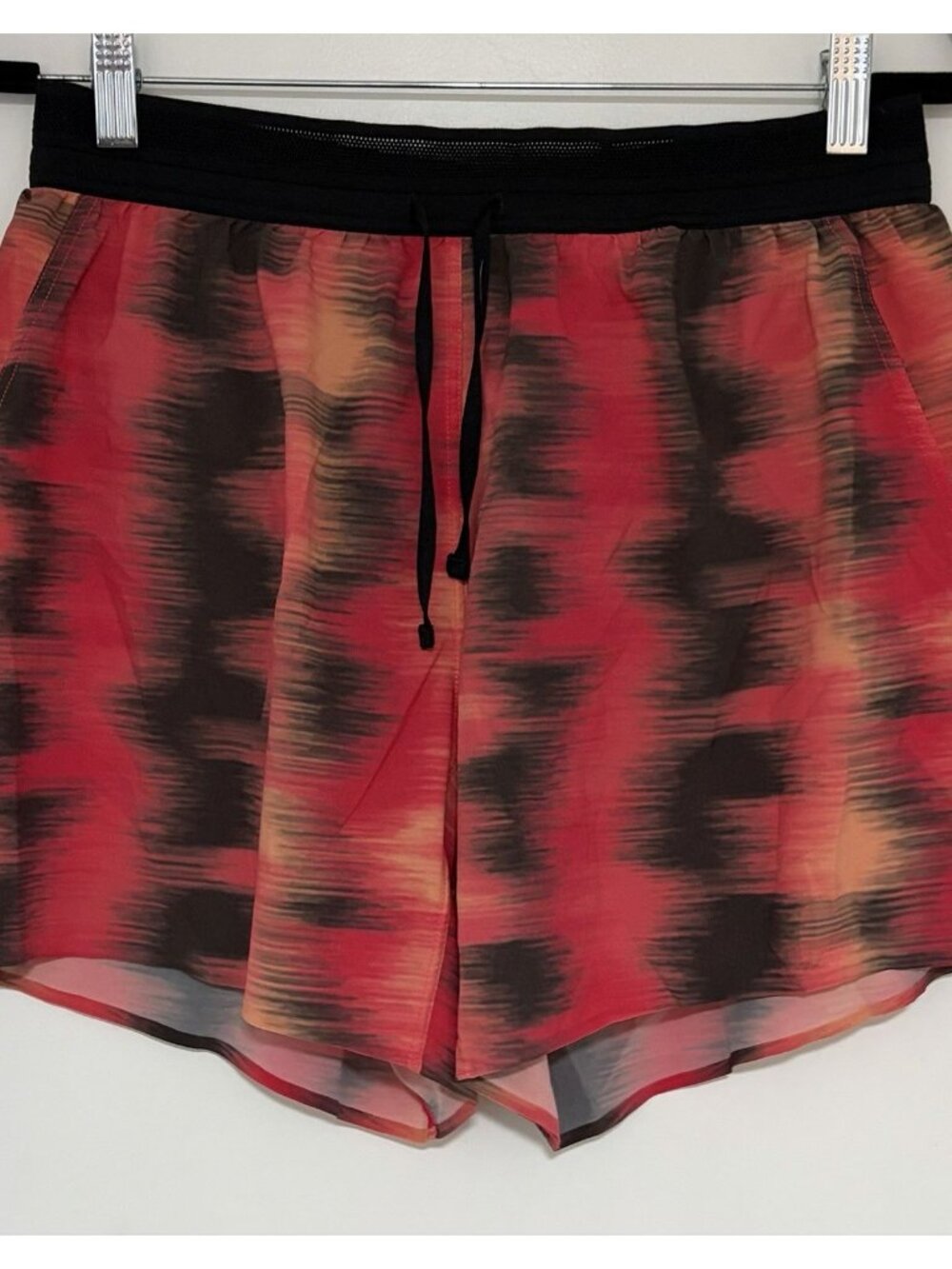Men’s Janji 5” AFO Middle Red Print Shorts Size Medium Running Gym